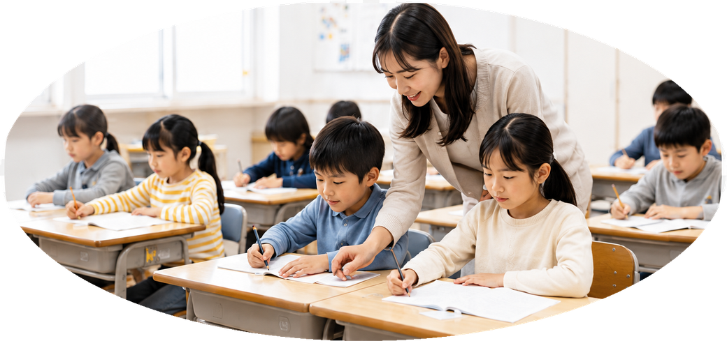 教室で先生が子どもたちに寄り添っている様子